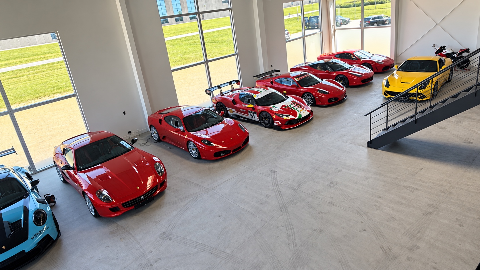 Showroomet i Middelfart med Ferrari- og Porsche-biler
